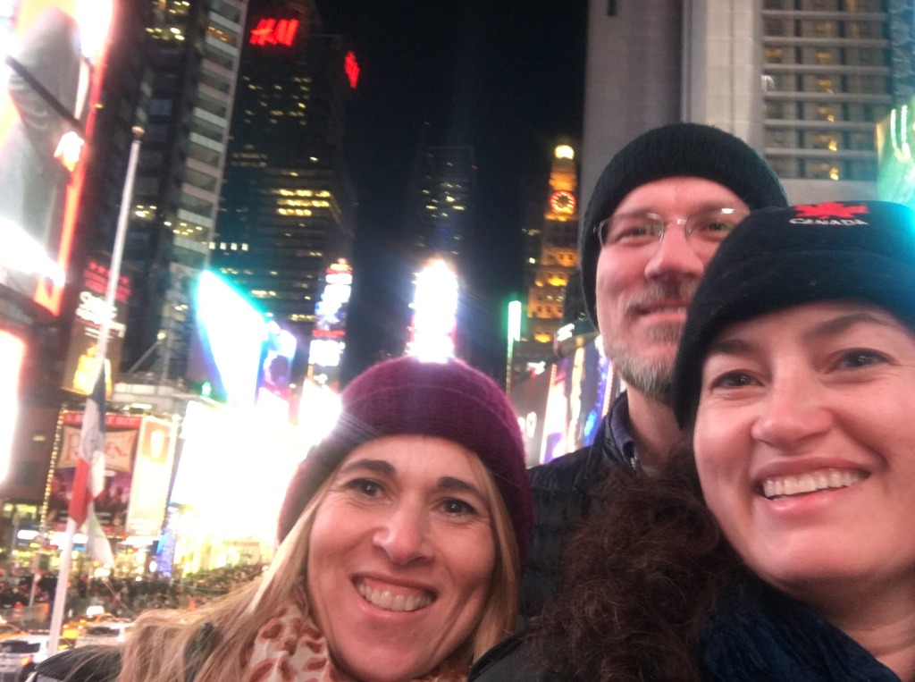 2015/11(November)/Adriana-visit-from-Buenos-Aires/10-New-York-City-Times-Square/1024x768_2015-12-04-New-York-City-Times-Square-7-Adriana-Travis-Suzi.JPG