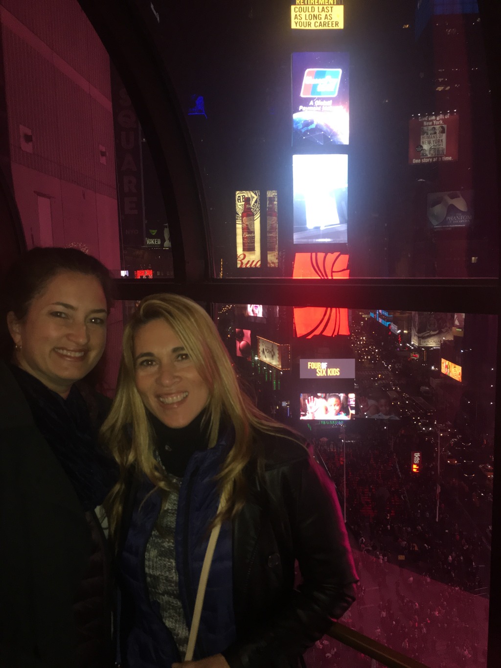 2015/11(November)/Adriana-visit-from-Buenos-Aires/10-New-York-City-Times-Square/1024x768_2015-12-05-New-York-City-Times-Square-9-Suzi-Adriana.JPG