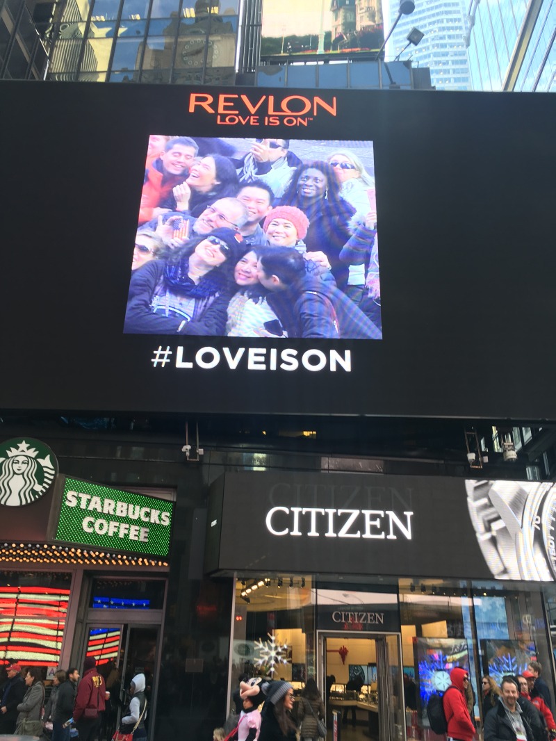 2015/11(November)/Adriana-visit-from-Buenos-Aires/10-New-York-City-Times-Square/800x600_2015-12-07-New-York-City-Times-Square-7-jumbotron-Travis-Suzi-Adriana.JPG