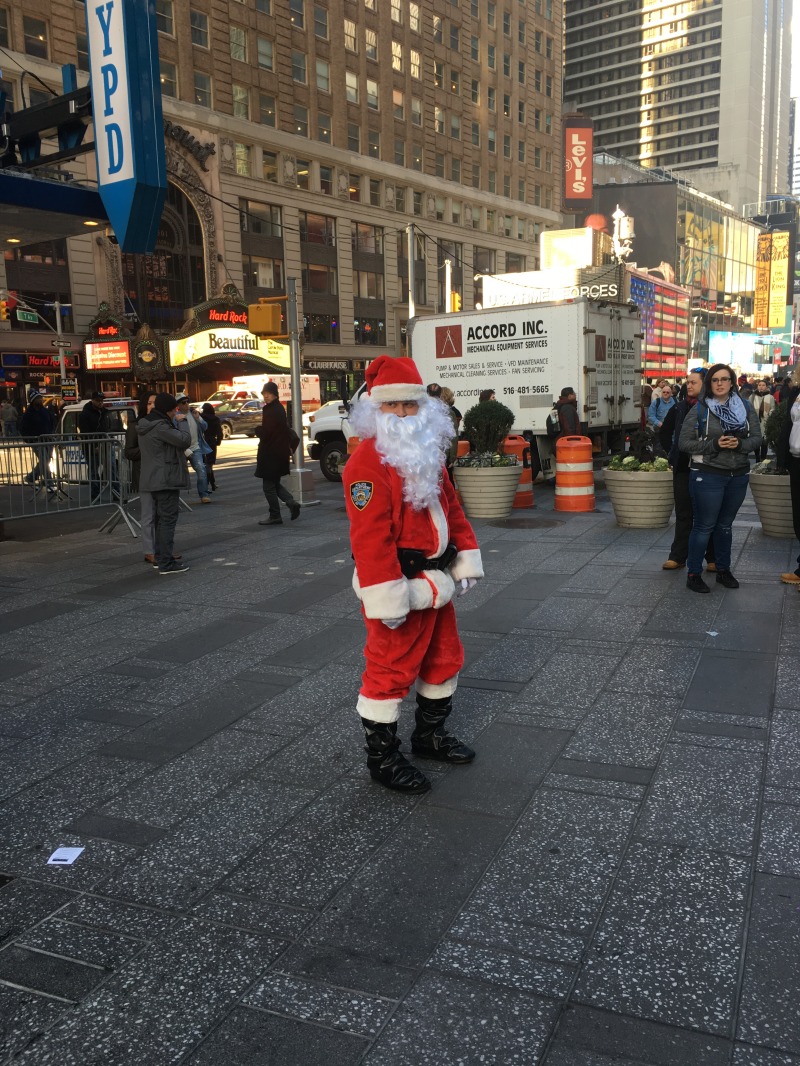 2015/11(November)/Adriana-visit-from-Buenos-Aires/10-New-York-City-Times-Square/800x600_2015-12-07-New-York-City-Times-Square-8-cop-santa.JPG