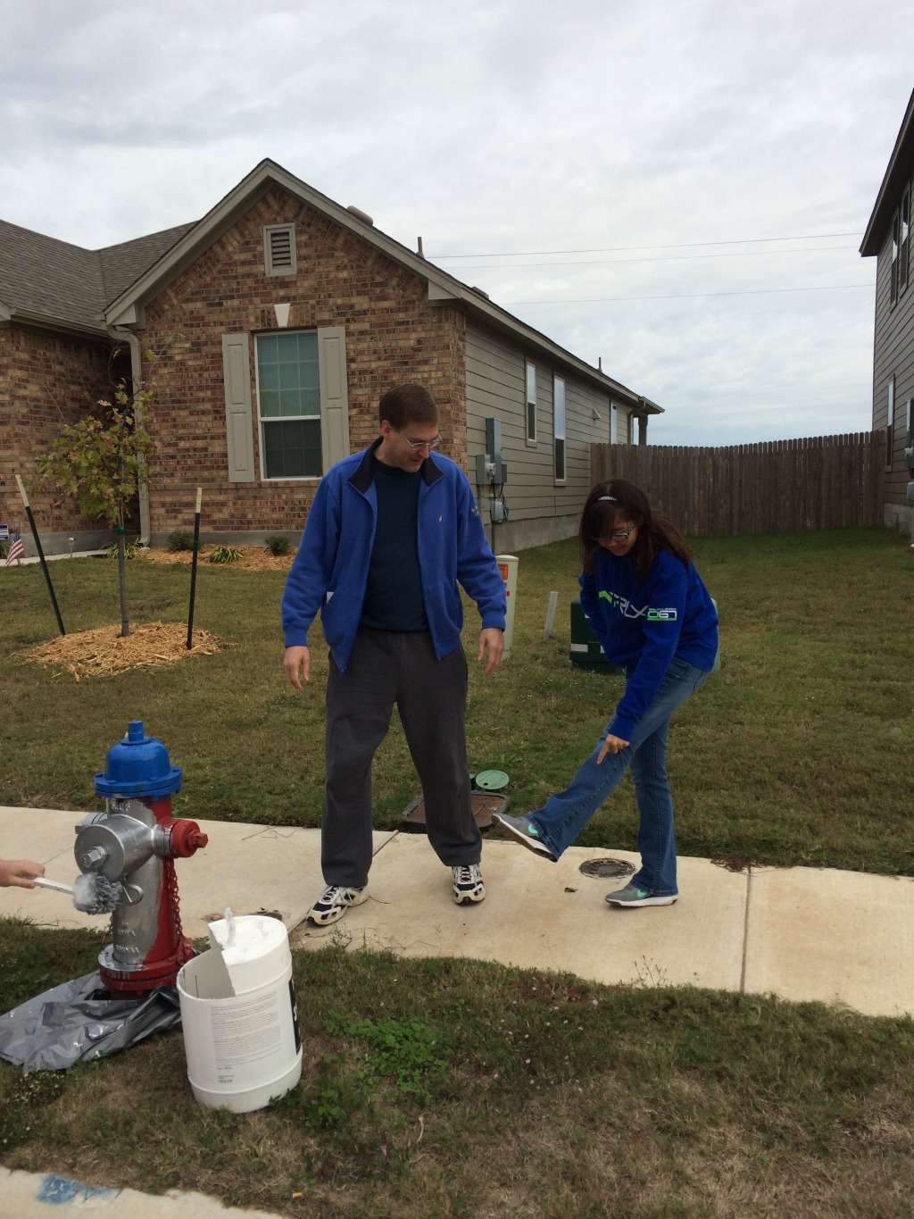 2015/11(November)/Dax-Eagle-Project/1024x768_2015-11-14-Dax-Eagle-Project-paint-fire-hydrants-storm-drains-35-Steve-Katie.JPG