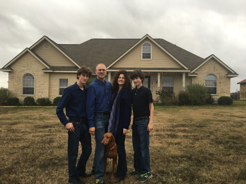 2015/12(December)/Xmas-card-pics/800x600_2015-12-20-Christmas-Card-05-Chance-Travis-Suzi-Dax-Bevo.JPG