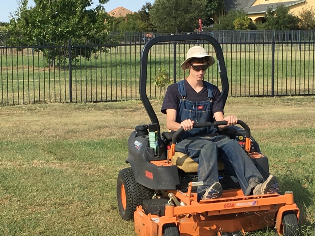 2015/BEST-OF/1024x768_2015-10-04-Chance-mowing-with-ZeroTurnRadius-ZTR-mower-4-GOOD.JPG