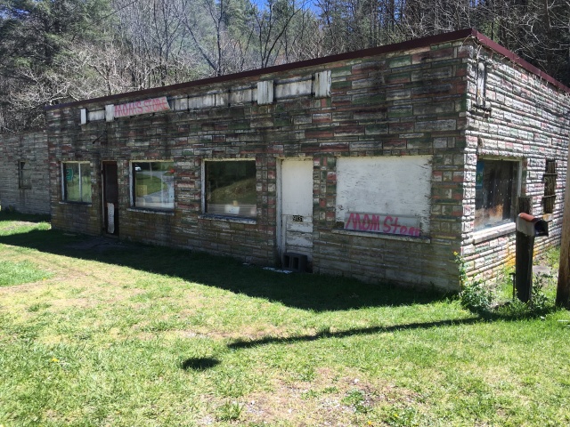 2016-04-09-Appalachian-Trail-095-Moms-store.JPG