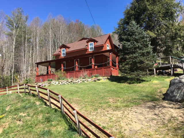 2016/03(March)/2016-03-Appalachian-Trail-BEST/640x480_2016-04-16-Appalachian-Trail-115-Mountain-Harbour-Hostel.JPG