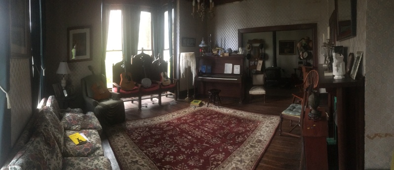 2016-04-08-Appalachian-Trail-089-Hot-Springs-SunnyBank-Inn-music-room.JPG
