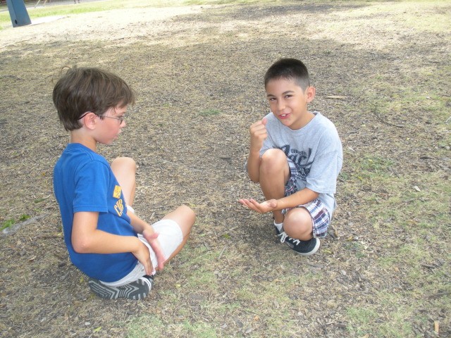 2009-07-18-Pack409-park-09-rock-paper-scissors-Dax.JPG