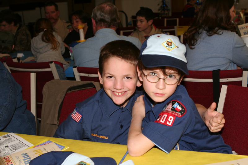 2010-02-20-Pack409-Blue-and-Gold-13-Case-Dax.JPG
