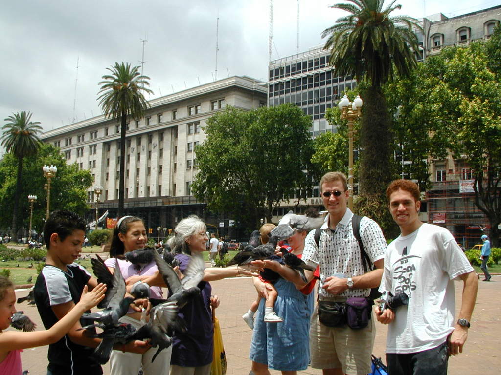 2000-12-27-Argentina-Lucila-Lio-Marinela-Susana-Travis-Mark-pigeons-Capital-Square-09.JPG