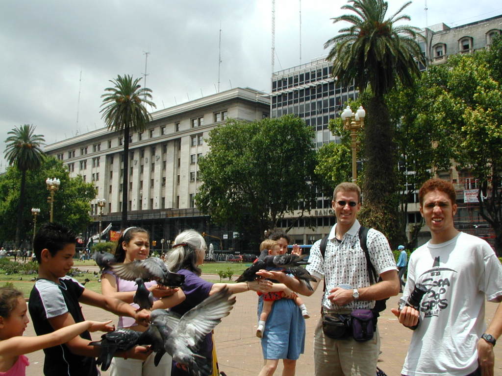 2000-12-27-Argentina-Lucila-Lio-Marinela-Susana-Travis-Mark-pigeons-Capital-Square-10.JPG