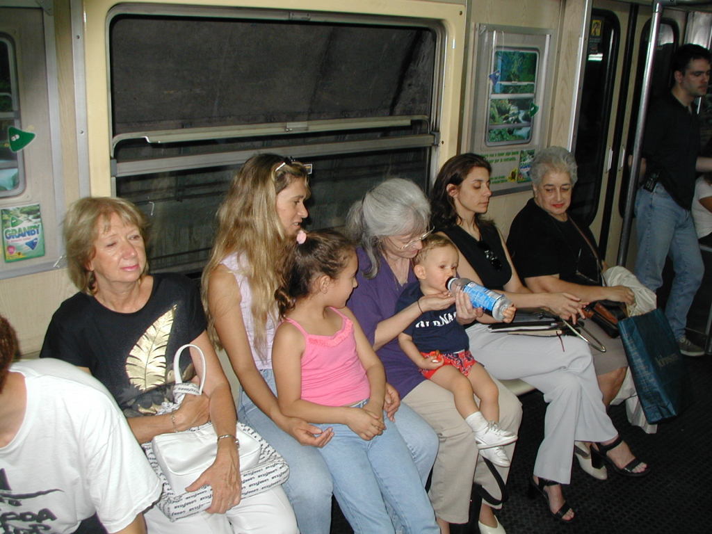 2000-12-27-Argentina-Subway-Adriana-Lucila-Susana-Chance-03.JPG