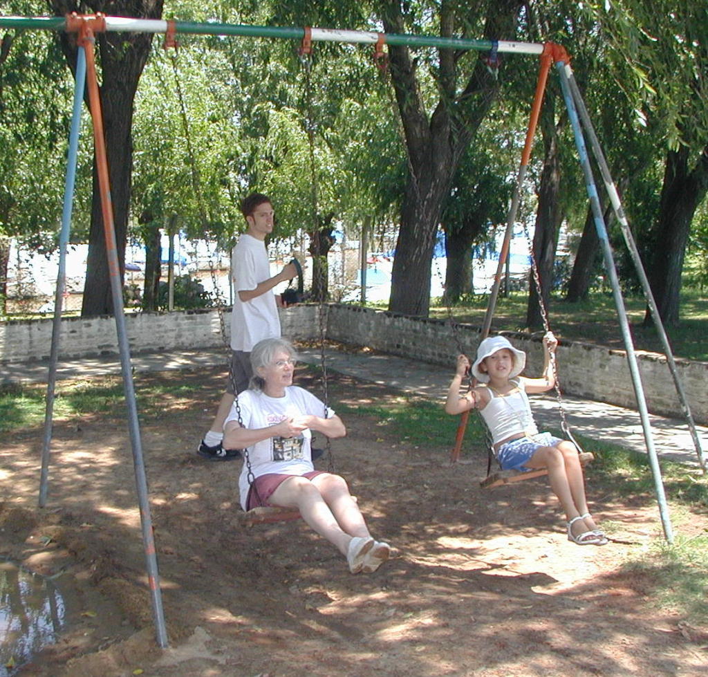 2000-12-28-Argentina-Susana-Mark-Lucila-swinging-at-park-06.JPG