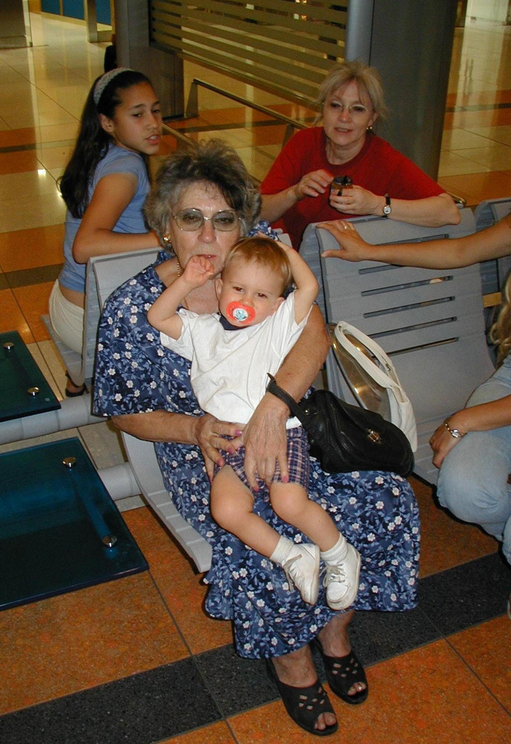 2000-12-30-Argentina-Marinela-Susana-Nelly-Chance-at-airport-15.JPG