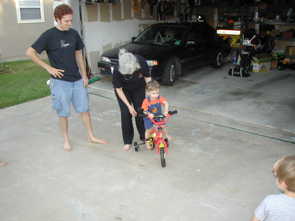 2002-08-23-04-Mark-Grammy-Dax-bike.JPG