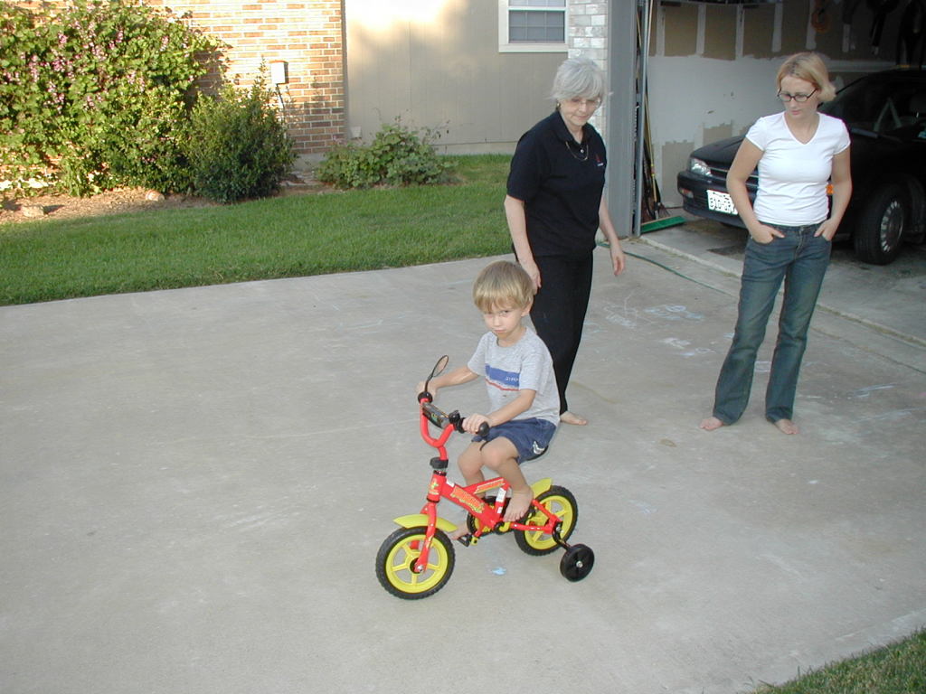 2002-08-23-05-Chance-bike-Grammy-Alissa.JPG