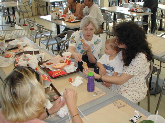 2000-12-26-Argentina-Marta-Susana-Chance-Suzi-eating-McDonalds-at-CarreFour-03.JPG