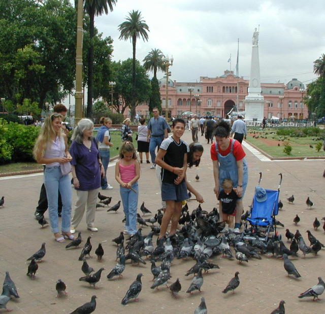 2000-12-27-Argentina-Adriana-Susana-Lucila-Lio-Marinela-Suzi-Chance-pigeons-Capital-Square-06.JPG