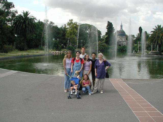 2000-12-27-Argentina-Adriana-Suzi-Chance-Mark-Lucila-Marinela-Lio-Susana-at-Zoo-Entrance-13.JPG