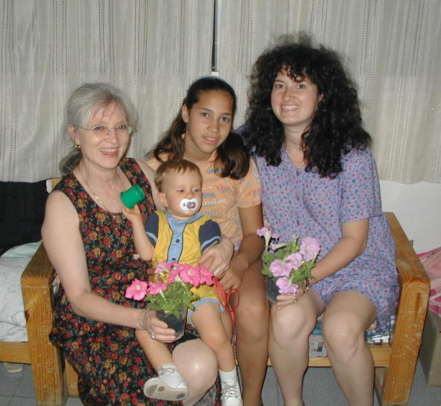 2000-12-29-Argentina-Susana-Marinela-Chance-Suzi-flower-plants-30.JPG