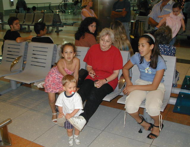 2000-12-30-Argentina-Lucila-Chance-Susana-Marinela-Suzi-at-airport-14.JPG