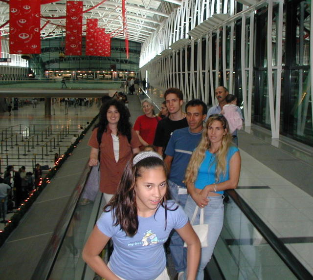 2000-12-30-Argentina-Marinela-Suzi-Susana-Mark-Tony-Adriana-Felipe-at-airport-12.JPG