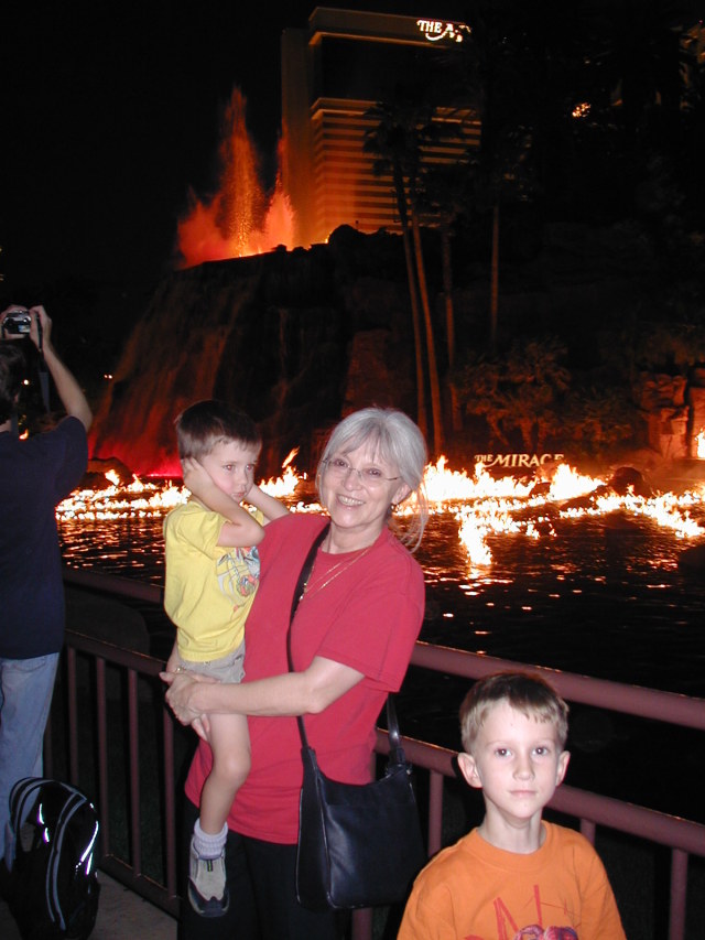 2004-07-07-Las-Vegas-07-Dax-Grammy-Chance-volcano.JPG