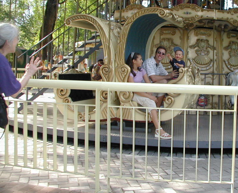 2000-12-27-Argentina-Susana-Marinela-Travis-Chance-MerryGoRound-Zoo-22.JPG