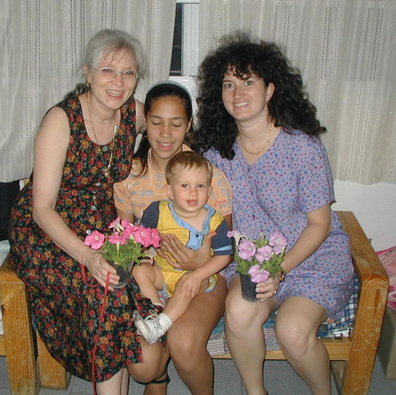 2000-12-29-Argentina-Susana-Marinela-Chance-Suzi-flower-plants-29.JPG