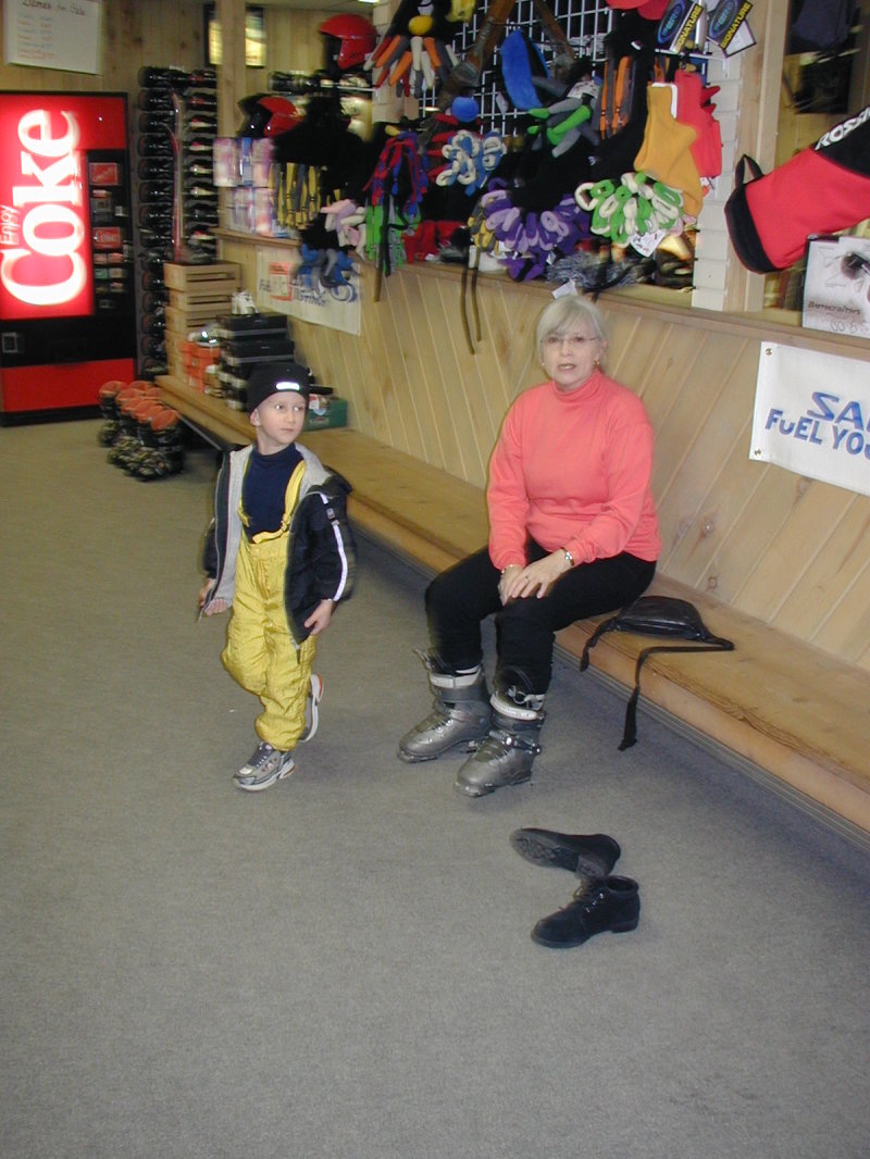 2017/01(January)/Grammy/800x600_2004-01-19-Ruidoso-02-Chance-Grammy-trying-boots.JPG