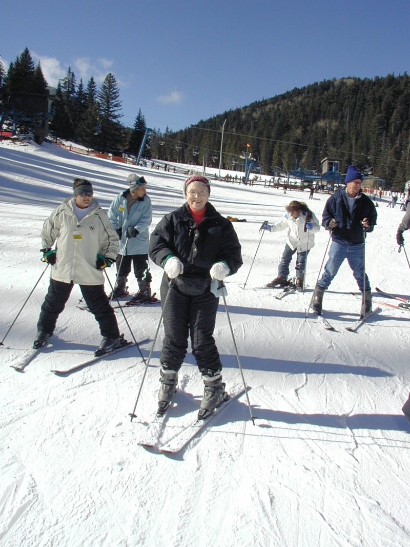 2017/01(January)/Grammy/800x600_2004-01-19-Ruidoso-15-Grammy-skiing.JPG