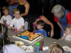 2003-05-07-Dax-Bday-07-GattiTown-Chance-Vale-Suzi-Susana-cake.JPG