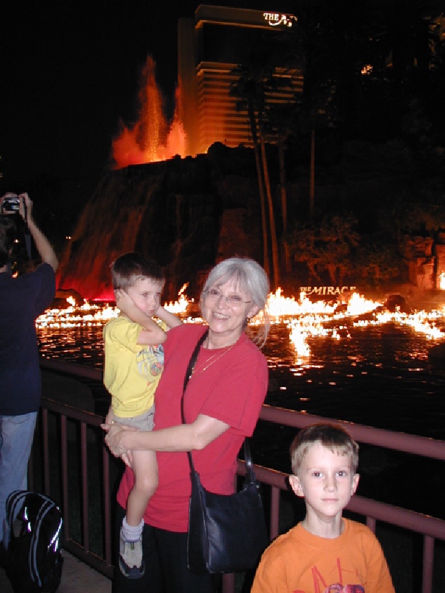 2004-07-07-Las-Vegas-07-Dax-Grammy-Chance-volcano.jpg