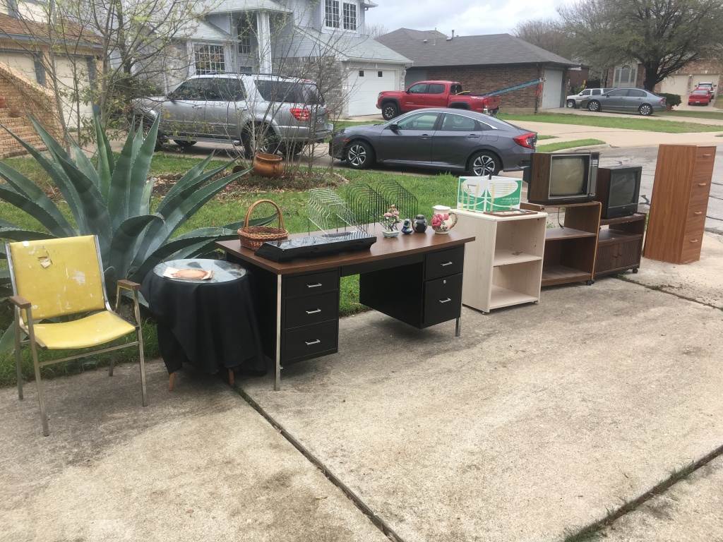 2017/02(February)/Grammys-House/2017-02-20-Grammy-house-cleaned-out-01-giveaways.JPG