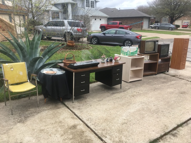 2017/02(February)/Grammys-House/2017-02-20-Grammy-house-cleaned-out-01-giveaways.JPG