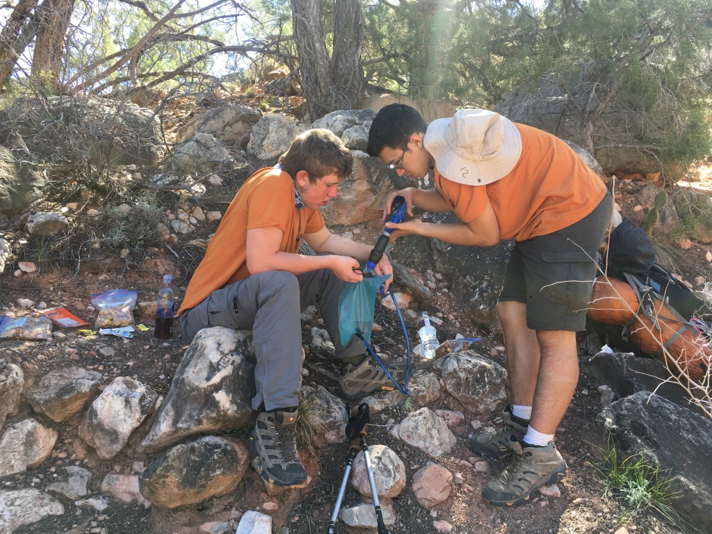2017/03(March)/Grand-Canyon-Best/1024x768_2017-03-13-Grand-Canyon-Day1-32-Ben-Suzi-Getting-Water.JPG