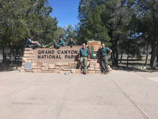 2017/03(March)/Grand-Canyon-Best/640x480_2017-03-12-Travel-To-GrandCanyon-02-Ben-Dax-Sebastian-Travis-Pat-Park-Sign.JPG