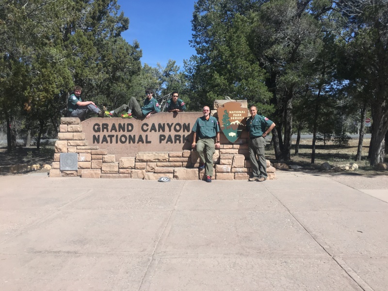 2017/03(March)/Grand-Canyon-Best/800x600_2017-03-12-Travel-To-GrandCanyon-02-Ben-Dax-Sebastian-Travis-Pat-Park-Sign.JPG
