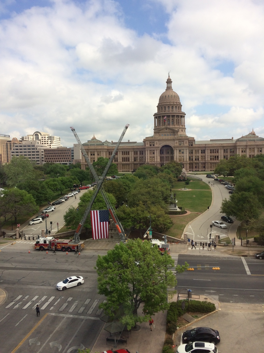 2017/03(March)/Misc/1024x768_2017-03-22-Capitol-Building-from-Suzi-office-1.JPG