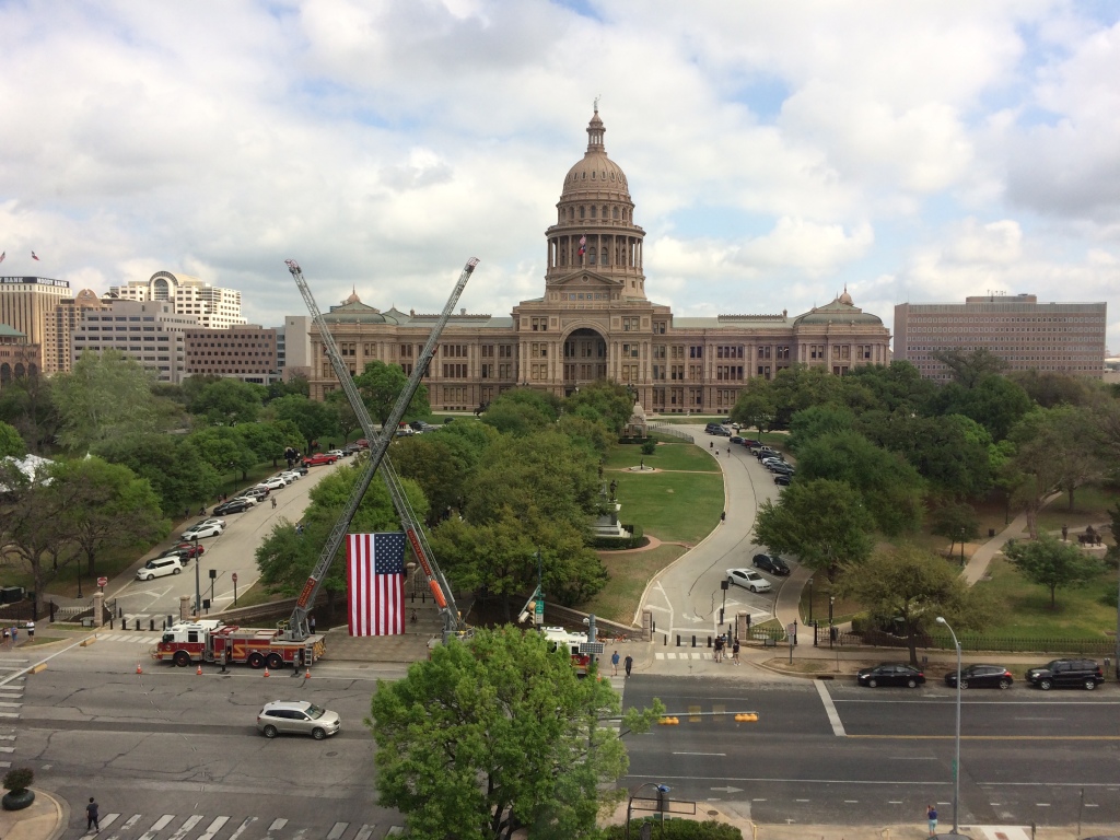 2017/03(March)/Misc/1024x768_2017-03-22-Capitol-Building-from-Suzi-office-2.JPG