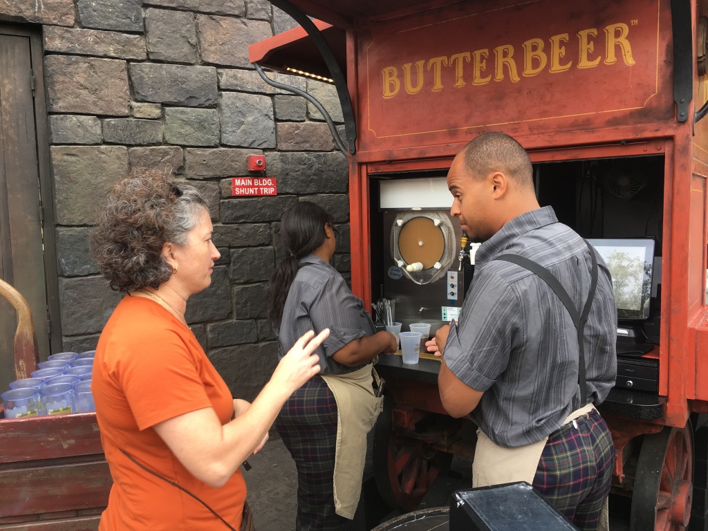 2017/03(March)/Universal-Studios/1024x768_2017-03-25-Universal-Studios-06-Suzi-ButterBeer.JPG