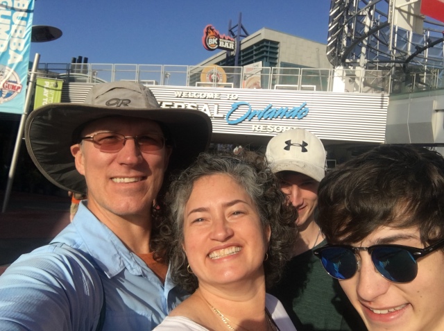 2017/03(March)/Universal-Studios/640x480_2017-03-24-Universal-Studios-03-Travis-Suzi-Chance-Dax.JPG