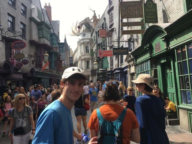 2017/03(March)/Universal-Studios/640x480_2017-03-25-Universal-Studios-25-Chance-Suzi.JPG