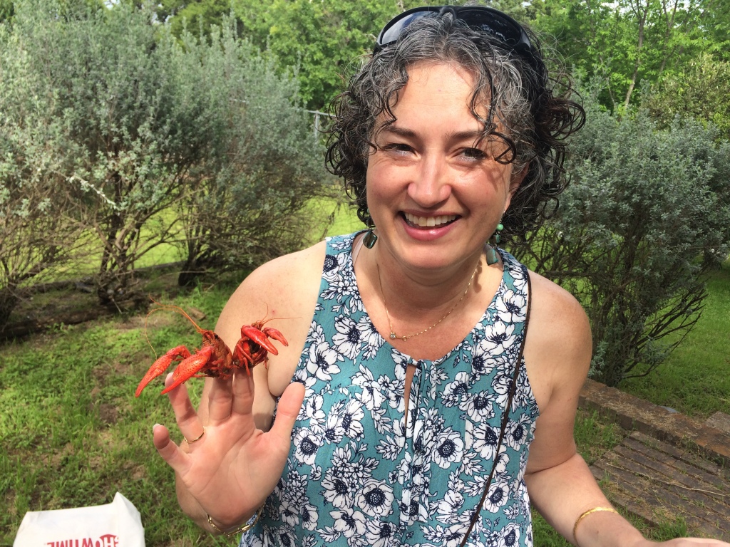 2017/04(April)/Misc/1024x768_2017-04-08-Suzi-Crawfish-fingers-2.JPG