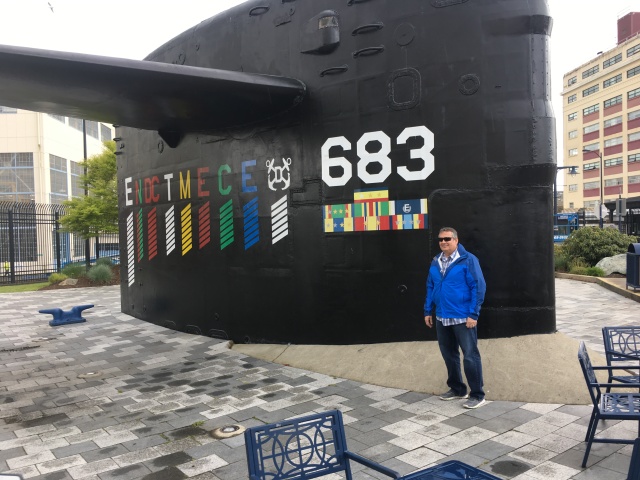 2017/04(April)/Seattle-ERM-work-trip/640x480_2017-04-27-Seattle-ERM-VA-work-trip-12-Steve-with-his-Submarine.JPG