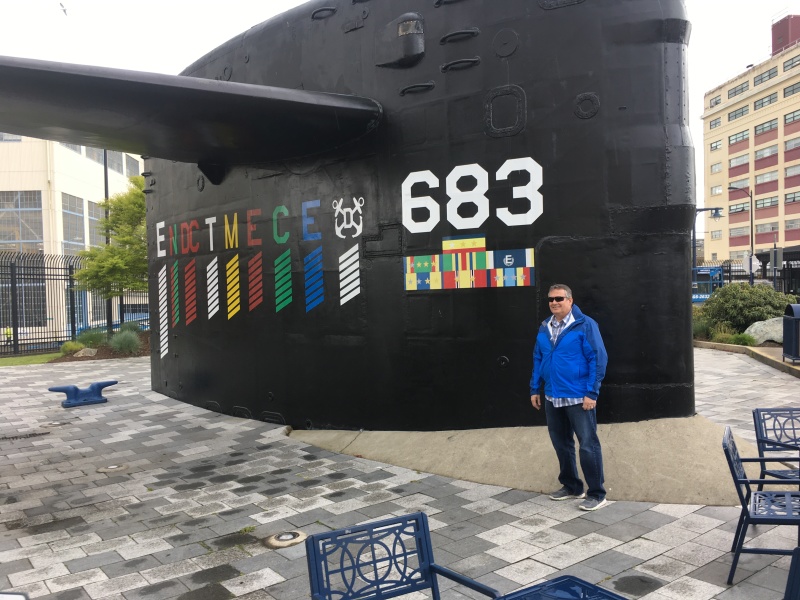 2017/04(April)/Seattle-ERM-work-trip/800x600_2017-04-27-Seattle-ERM-VA-work-trip-12-Steve-with-his-Submarine.JPG