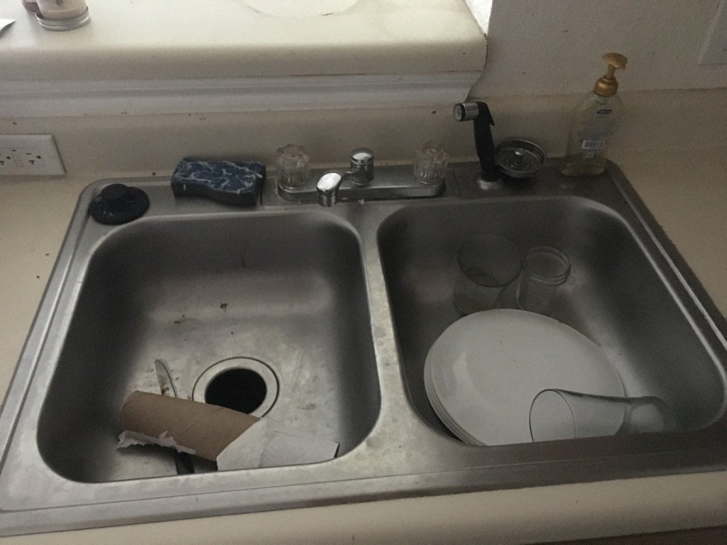 2017/05(May)/Duplex-Renters-left-a-mess/1024x768_2017-05-02-Disraeli-Duplex-renters-mess-12.JPG
