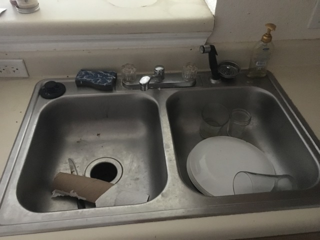 2017/05(May)/Duplex-Renters-left-a-mess/640x480_2017-05-02-Disraeli-Duplex-renters-mess-12.JPG