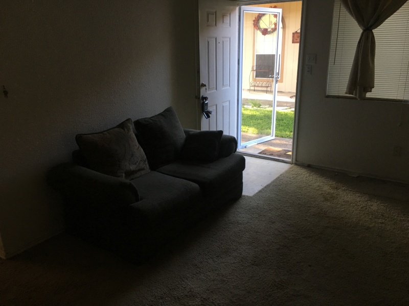 2017/05(May)/Duplex-Renters-left-a-mess/800x600_2017-05-02-Disraeli-Duplex-renters-mess-07.JPG