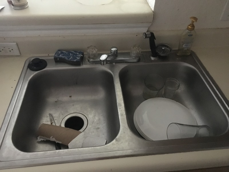2017/05(May)/Duplex-Renters-left-a-mess/800x600_2017-05-02-Disraeli-Duplex-renters-mess-12.JPG