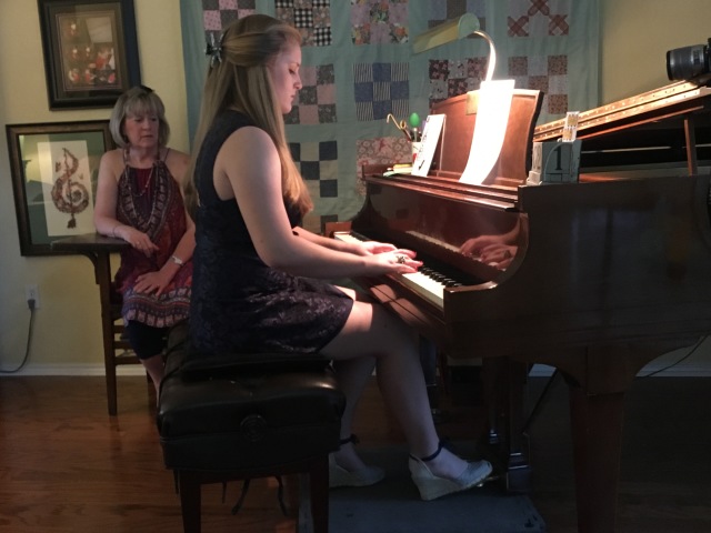2017/06(June)/McKenzie-HighSchoo-Graduation/640x480_2017-06-02-McKenzieMaddox-HighSchool-Graduation-25.JPG